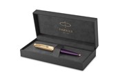 Skrive- og Tegneværktøjer - Parker 51-kuglepen | deluxe-blommefarvet cylinder med detaljer i guld | medium spids i 18k guld med patron med sort blæk | gaveæske - 2123518