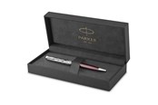 Skrive- og Tegneværktøjer - Parker PARKER Sonnet-kuglepen | førsteklasses metal og rød satinlakering med detaljer i krom | medium spids med patron med sort blæk | gaveæske - 2119783